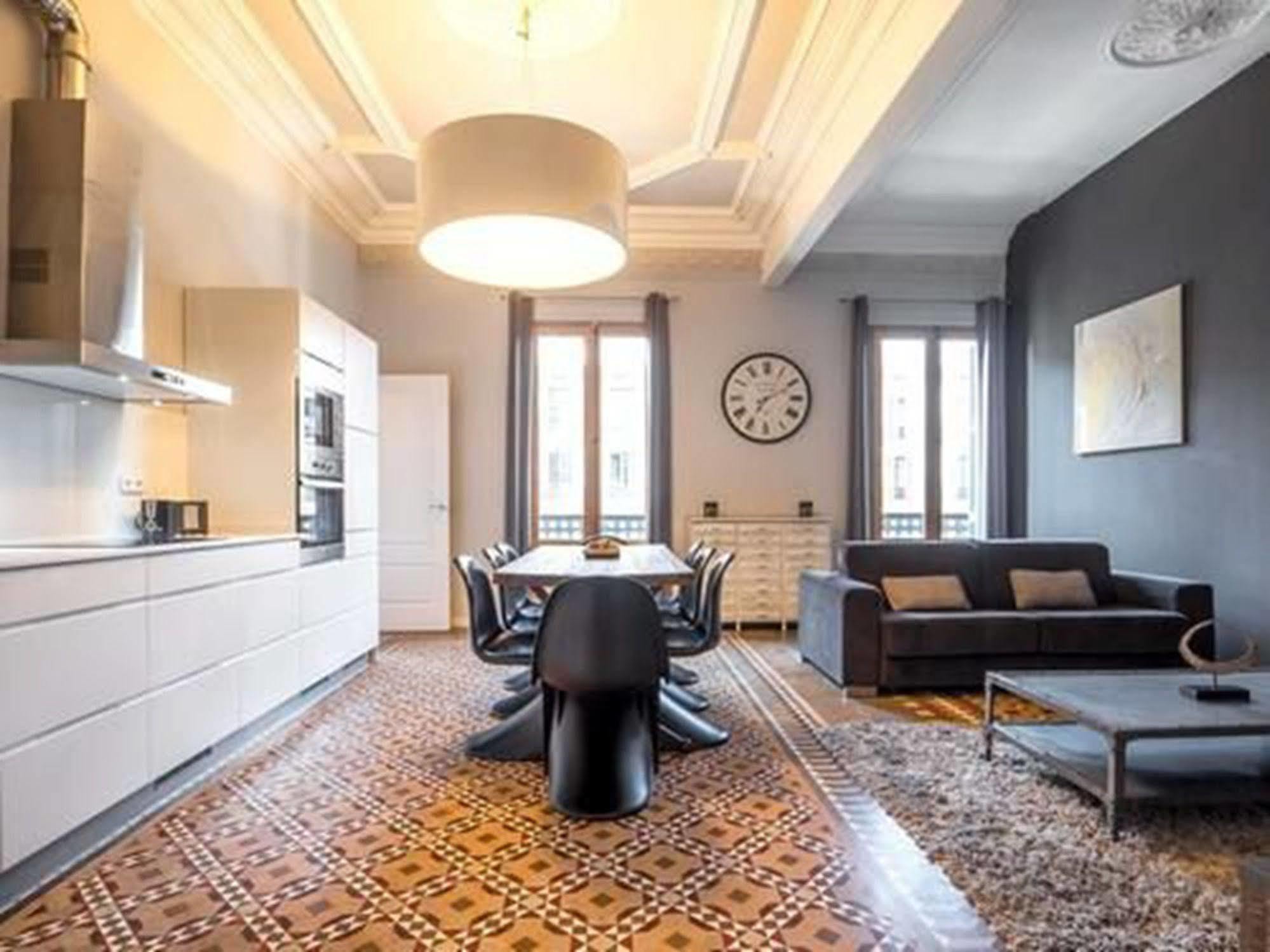 Rent Top Apartments Near Plaza De Catalunya Барселона Экстерьер фото